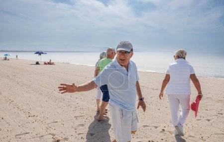 Foto de Grupo de personas mayores felices en la playa - Imagen libre de derechos