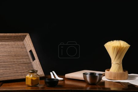 Téléchargez les photos : Spaghettis avec plateau, planche à découper, sauce et cuillères - en image libre de droit