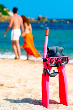 Foto de Mascarilla y aletas de snorkel en la playa - Imagen libre de derechos