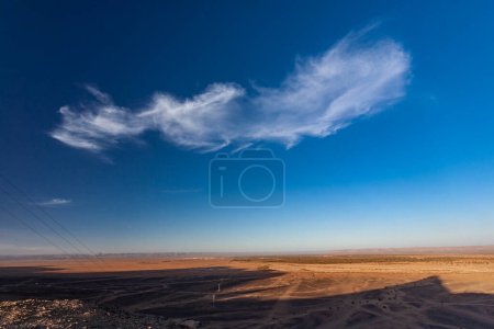 Foto de Hermoso paisaje en el desierto con increíble cielo azul - Imagen libre de derechos