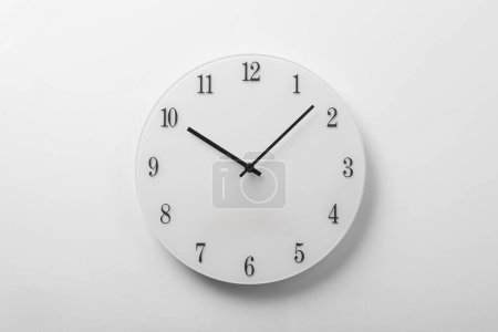 Téléchargez les photos : Horloge murale avec une horloge murale montrant cinq heures 'o' horloge '. - en image libre de droit