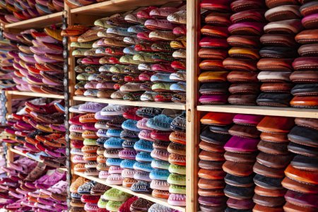 Foto de Zapatillas de colores en el mercado - Imagen libre de derechos