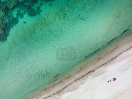 Téléchargez les photos : Vue aérienne d'une belle plage et de la mer - en image libre de droit