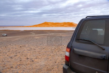 Téléchargez les photos : Excursion avec un véhicule hors route dans le désert marocain - en image libre de droit