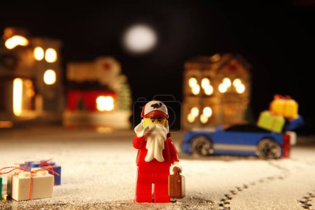 Téléchargez les photos : Cagliari, Italie 12 janvier 2011 : lego en costumes de Père Noël sur fond noir - en image libre de droit
