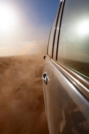 Téléchargez les photos : Excursion avec un véhicule hors route dans le désert marocain - en image libre de droit
