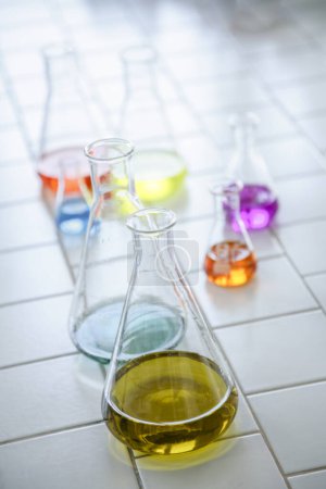 Foto de Tubos de ensayo con diversos ácidos y otras sustancias químicas - Imagen libre de derechos