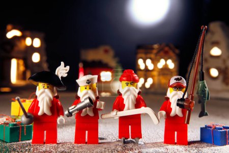 Téléchargez les photos : Lego Santa calus est devenu corsaire, marin, joueur de hockey et pêcheur. - en image libre de droit