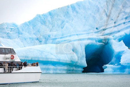 Téléchargez les photos : Excursion en bateau pour un groupe de touristes pour admirer un iceberg en Patagonie - en image libre de droit