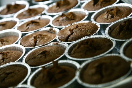 Téléchargez les photos : Cupcakes au chocolat faits maison sur un stand en bois - en image libre de droit