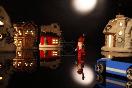 Téléchargez les photos : Cagliari, Italie 12 janvier 2011 : lego en costume de Père Noël avec hache sur fond noir - en image libre de droit