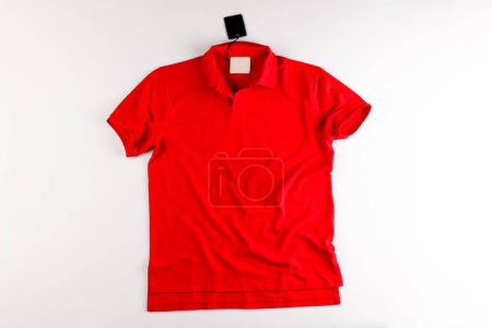 Foto de Camisa roja para ropa sobre fondo blanco - Imagen libre de derechos