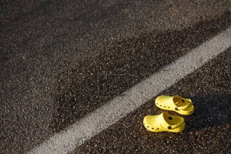 Téléchargez les photos : Chaussures jaunes sur la route - en image libre de droit