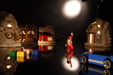 Téléchargez les photos : Cagliari, Italie 12 janvier 2011 : lego en costume de Père Noël avec hache sur fond noir - en image libre de droit