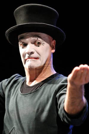 Téléchargez les photos : Plan rapproché de mime jouant sur scène sur fond sombre - en image libre de droit