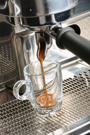 Téléchargez les photos : Machine à café versant dans la tasse à café - en image libre de droit
