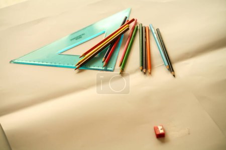 Téléchargez les photos : Crayons de couleur et cahier sur fond blanc - en image libre de droit