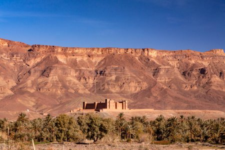 Téléchargez les photos : Ancienne forteresse au milieu du désert. - en image libre de droit