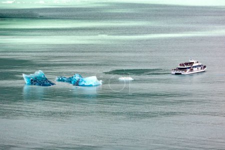 Téléchargez les photos : Bateau navigue sur les mers près d'un glacier - en image libre de droit