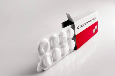 Téléchargez les photos : Concept de coronavirus, pilules antibactériennes sur fond blanc - en image libre de droit
