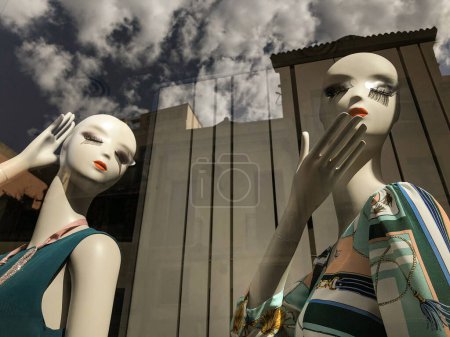 Téléchargez les photos : Mannequins dans la boutique - en image libre de droit