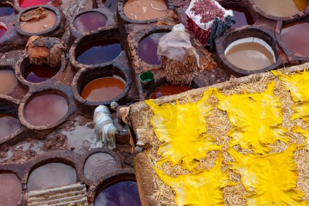 Téléchargez les photos : La tannerie traditionnelle au cœur de la médina de Fès Maroc avec puits de teinture - en image libre de droit