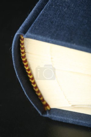 Téléchargez les photos : Une poche en jean bleu sur fond noir - en image libre de droit