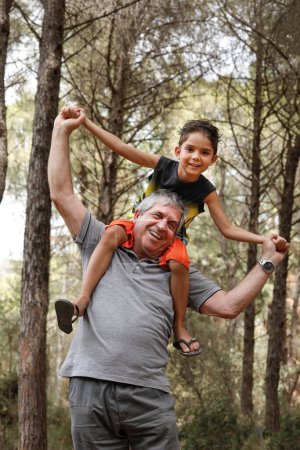 Foto de Abuelo con nieto en el parque - Imagen libre de derechos