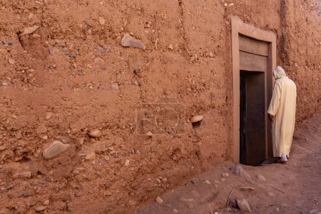 Téléchargez les photos : Homme dans le désert marocain traditionnel - en image libre de droit