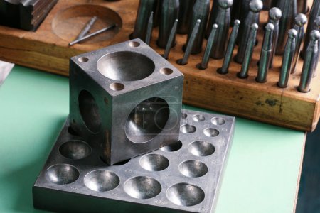 Téléchargez les photos : Outils métalliques anciens pour le traitement - en image libre de droit