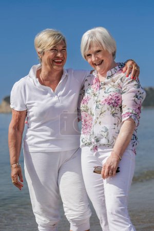 Téléchargez les photos : Portrait de deux femmes âgées heureuses - en image libre de droit