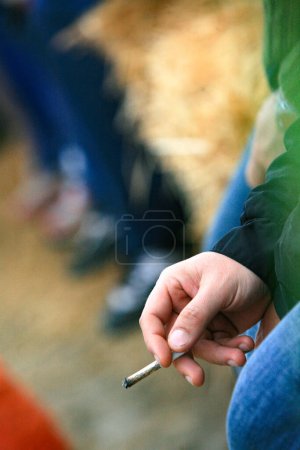 Foto de Primer plano de un hombre sosteniendo un cigarrillo en su mano. fumar. - Imagen libre de derechos