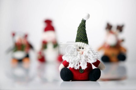 Foto de Santa Claus marioneta con fondo otros personajes de Navidad - Imagen libre de derechos