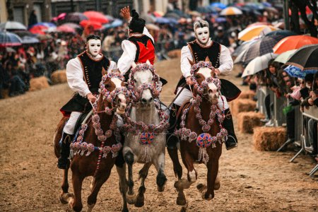 Téléchargez les photos : La Sartiglia d'Oristano : événement historique avec masques et chevaux - en image libre de droit