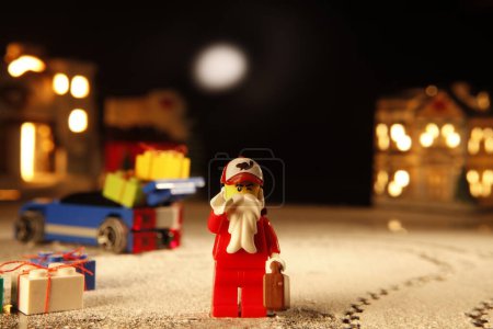 Téléchargez les photos : Jouet de Noël sur un fond sombre. fond de Noël. - en image libre de droit