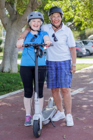 Téléchargez les photos : Senior femme dans son scooter avec ami - en image libre de droit
