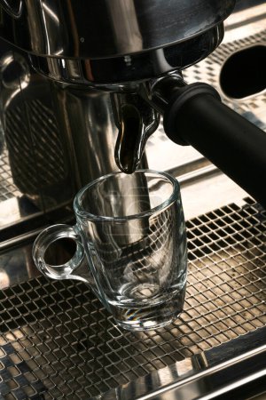 Foto de Cafetera espresso haciendo café en la cafetería - Imagen libre de derechos