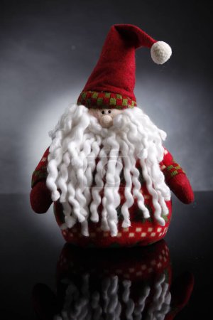 Foto de Santa Claus juguete cara detalle con fondo gris - Imagen libre de derechos