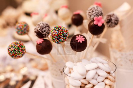 Téléchargez les photos : Une barre chocolatée. délicieux bonbons colorés doux. - en image libre de droit