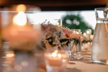 Foto de Mesa para la cena o la cena. decoraciones de mesa con velas y flores. mesa de boda o cena con velas - Imagen libre de derechos