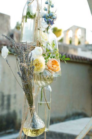 Foto de Hermosos ramos en jarrones de vidrio. decoración de la boda. - Imagen libre de derechos