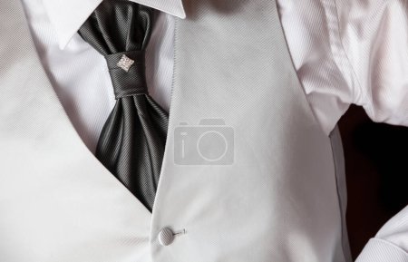 Téléchargez les photos : Détail en costume de mariage avec chemise blanche, cravate grise et gilet - en image libre de droit
