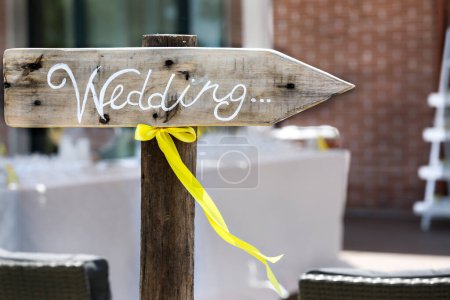 Téléchargez les photos : Mariage écrit sur un panneau épinglé à une réception de mariage - en image libre de droit