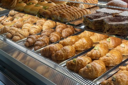 Téléchargez les photos : Vitrine d'une boulangerie avec des bonbons fraîchement cuits - en image libre de droit