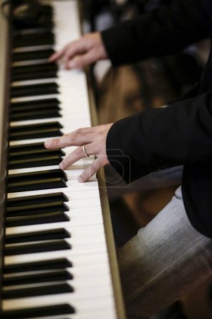 Téléchargez les photos : Détails des mains jouant du piano - en image libre de droit
