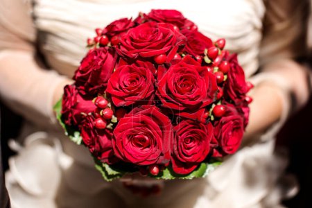 Téléchargez les photos : Bouquet de roses tenu en main par une mariée - en image libre de droit