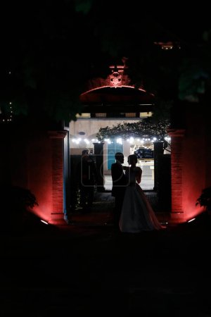 Téléchargez les photos : Couple de mariage la nuit dans la ville - en image libre de droit