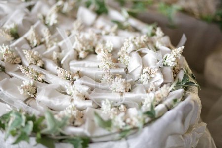 Foto de Pastel de boda blanco decorado con flores - Imagen libre de derechos
