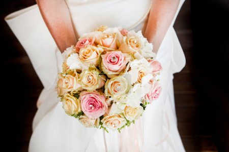 Téléchargez les photos : Bouquet de mariée de différentes fleurs - en image libre de droit