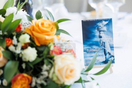Téléchargez les photos : Une table de mariage avec un bouquet de fleurs - en image libre de droit